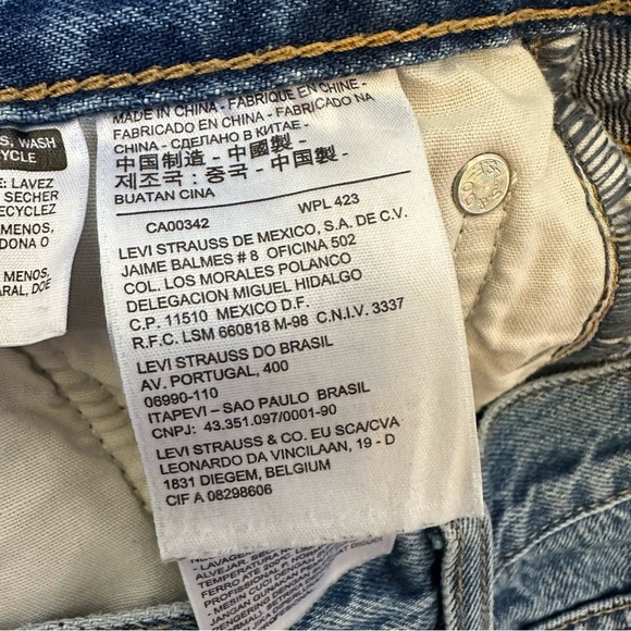 Red Line Selvedge Levi’s Icon Distressed Wedgie Fit Jean - Picture 11 of 16